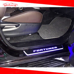 nẹp bước chân có đèn Fortuner 2018