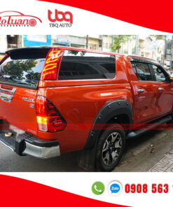 Nắp thùng cao Hilux 2017 - 2021 có đèn kiểu Mercedes