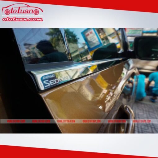 Viền chân kính cho xe Kia Sedona