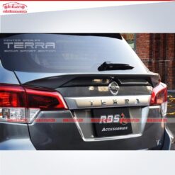 Đuôi cá trên logo xe Nissan Terra