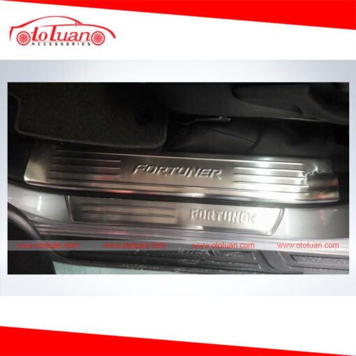Ốp chống trầy bước chân xe Fortuner