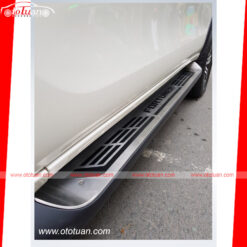 Ốp inox bệ bước chân có chữ Fortuner 2017