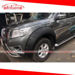 Ốp cua bánh có đinh xe Nissan Navara 2019 mẫu 2