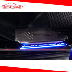 Ốp bậc cửa bước chân có đèn cho xe Colorado