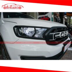 Viền đèn trước xe Ford Everest 2019 màu đen