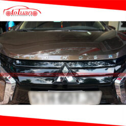 Chữ XPANDER dán trên capo