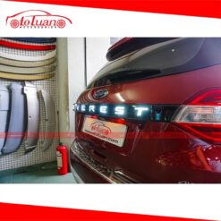 Ốp tay mở cốp sau có đèn chữ Everest