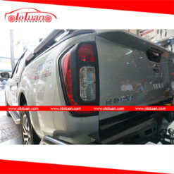 Viền đèn sau xe Nissan Navara màu đen