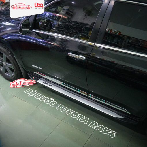 Xe Toyota Rav4 lắp đặt bệ bước chân