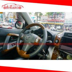 Khâu da vô lăng phối ốp gỗ xe Toyota RAV4 2009