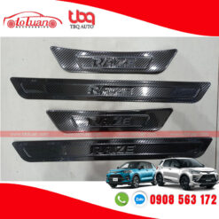Nẹp bước chân ngoài carbon cho xe Toyota Raize