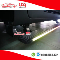 Bệ bước điện xe Kia Carnival 2022 có đèn LED RGB đổi màu