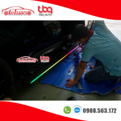 Bệ bước điện xe Kia Carnival 2022 có đèn LED RGB đổi màu