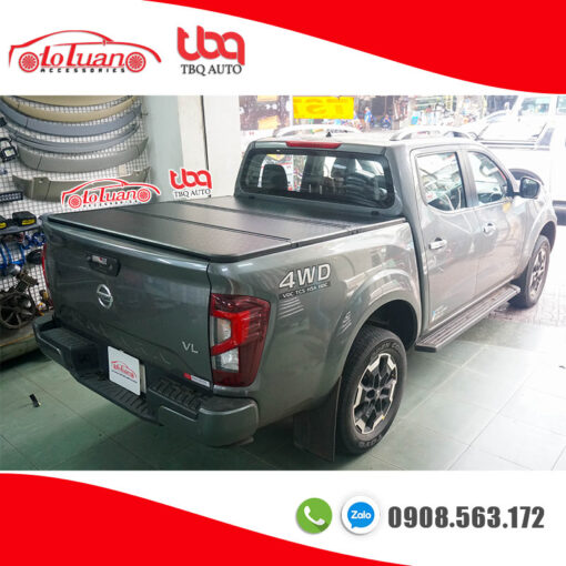 Nắp thùng Nissan Navara 2023 gấp 3 tấm