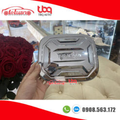 Ốp nắp bình xăng xe Toyota Innova