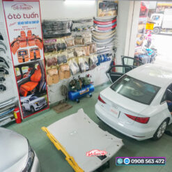 Xe Audi A3 bị bong tróc trần nỉ