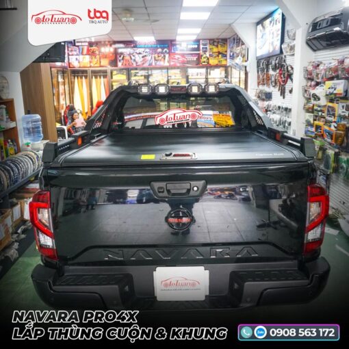 Nissan Navara Pro4X 2023 lắp nắp thùng cuộn và khung 4 đèn