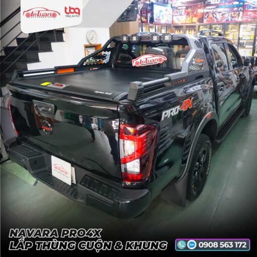 Nissan Navara Pro4X 2023 lắp nắp thùng cuộn và khung 4 đèn