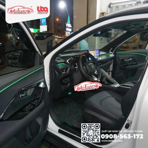 Toyota Yaris Cross lắp đặt đèn LED nội thất ambient light