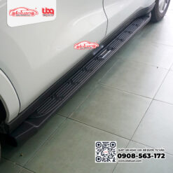 Bệ bước chân hỗ trợ ra vào xe Toyota Innova 2024