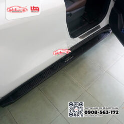 Bệ bước chân hỗ trợ ra vào xe Toyota Innova 2024