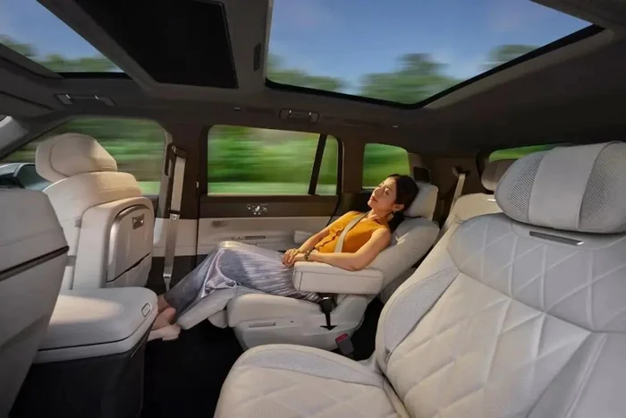 Ghế zero - gravity và hệ thống màn hình ẩn tích hợp trên bề mặt trang trí nội thất