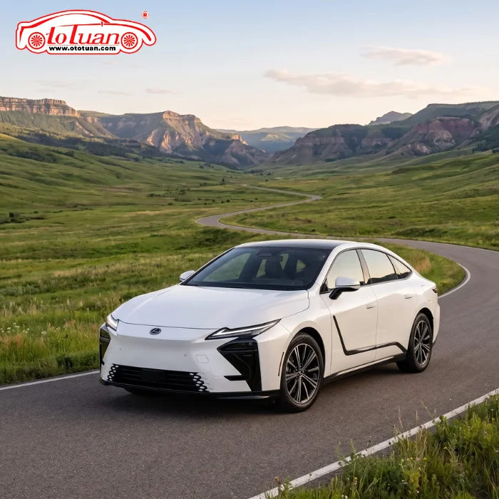Lexus ES thế hệ mới màu trắng nhìn từ góc chéo phía trước