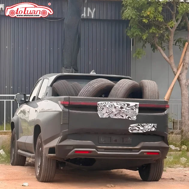Góc phía sau mẫu xe được cho là VinFast VF Wild với thùng hàng đang chở lốp
