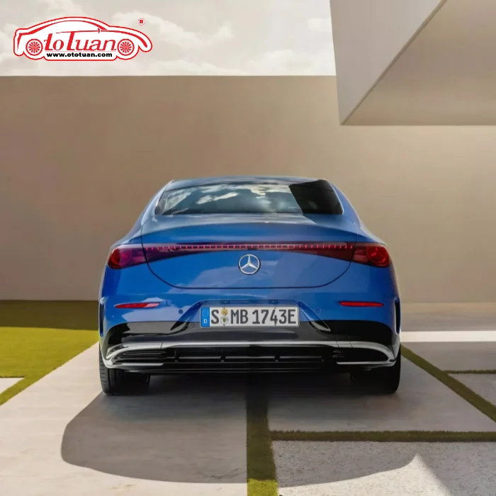 Góc nhìn phía sau đuôi xe của mẫu Mercedes-Benz CLA200 Electric