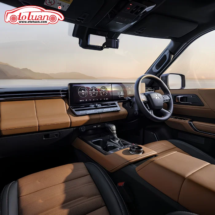 Khoang lái Mitsubishi Pajero thế hệ mới với nội thất màu nâu và cụm màn hình liền khối