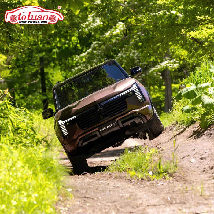Mitsubishi Pajero thế hệ mới vận hành trên đường địa hình