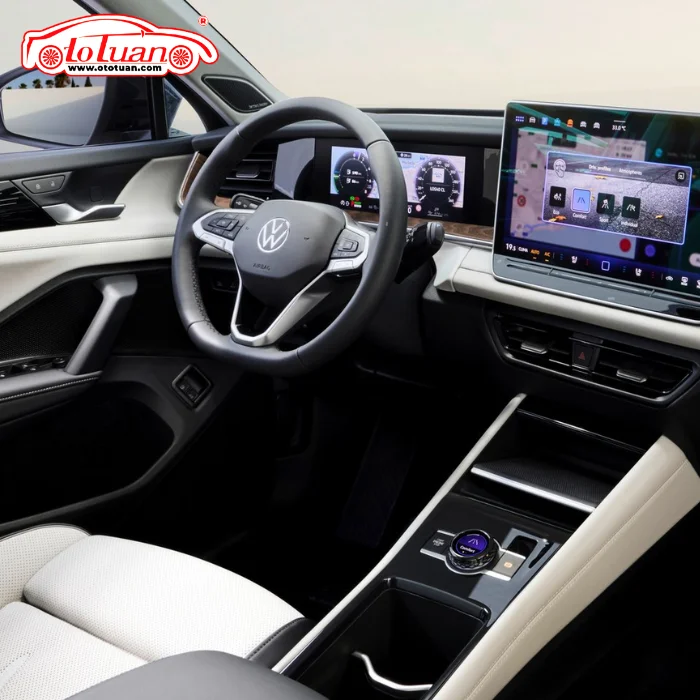 Khoang lái Volkswagen Tayron với vô lăng, bảng đồng hồ kỹ thuật số và màn hình trung tâm hiển thị giao diện giải trí.
