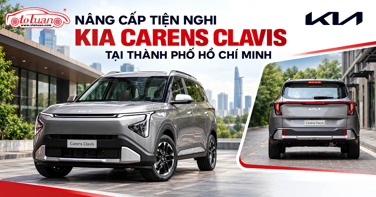 Kia Carens Clavis màu xám ở góc nhìn trước và sau trong ảnh bìa nâng cấp tiện nghi tại TP.HCM.