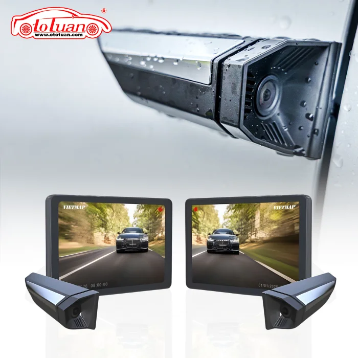 Bộ VIETMAP SC620 gồm hai màn hình và hai camera, phía trên là ảnh cận camera bên hông có giọt nước trên vỏ.