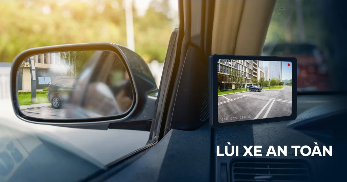 Màn hình camera gương điện tử VIETMAP SC620 cạnh gương chiếu hậu, minh họa quan sát bên hông khi lùi xe.
