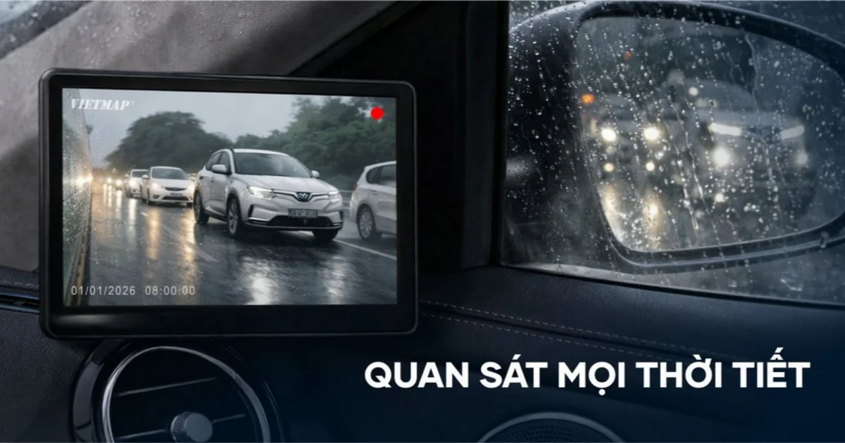Màn hình VIETMAP hiển thị xe phía sau trong trời mưa, cạnh gương chiếu hậu bám nhiều giọt nước.