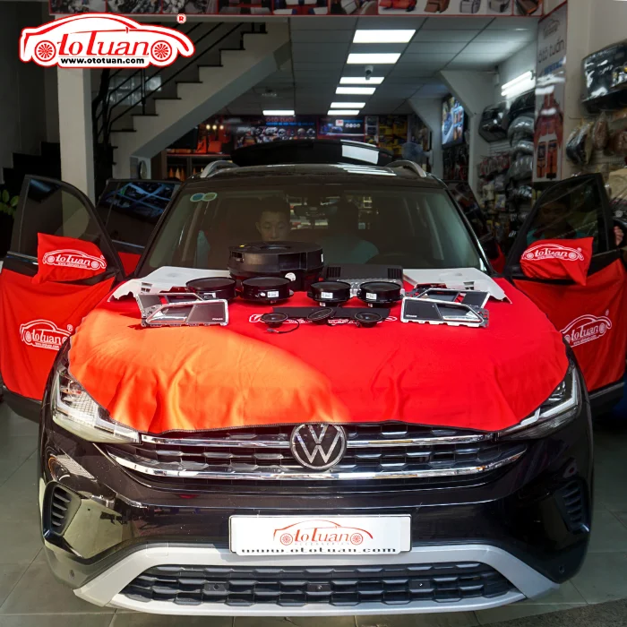 Bộ loa và các thiết bị âm thanh đặt trên tấm phủ bảo vệ capo Volkswagen Teramont.