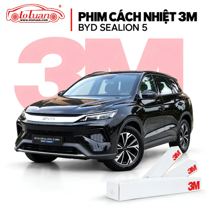 BYD Sealion 5 DM-i màu đen bên cạnh các hộp phim cách nhiệt 3M trên nền trắng.