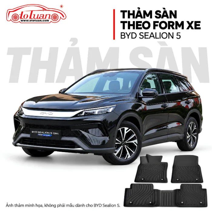 BYD Sealion 5 DM-i bên cạnh bộ thảm sàn màu đen minh họa, không phải mẫu thảm dành cho xe này.